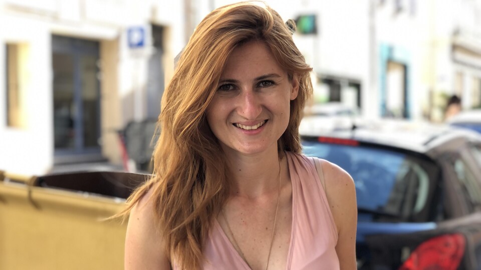 Tout sourire, dans une rue étroite de Provence