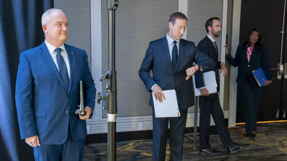 Les quatre candidats attendent d'entrer en scène.