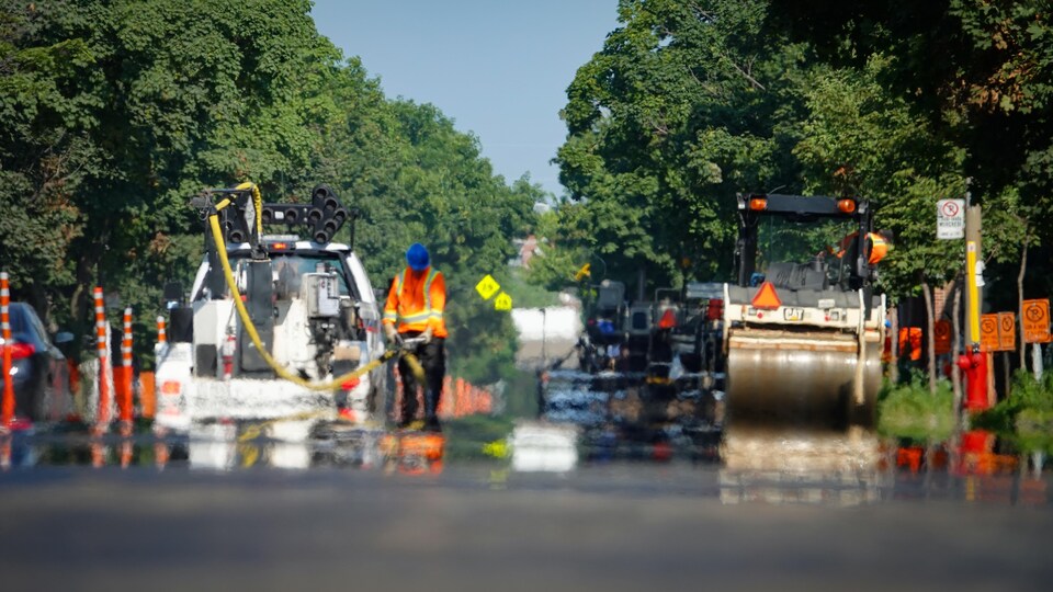Des travailleurs réparent une rue à Montréal.
