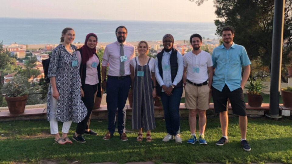 Une photo du groupe de recherche à une conférence en 2019.