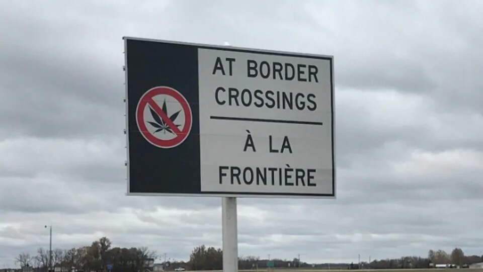 Une pancarte installée par l'Agence des services frontaliers du Canada prévient les voyageurs qu'ils ne peuvent pas traverser la frontière américaine avec du cannabis. 