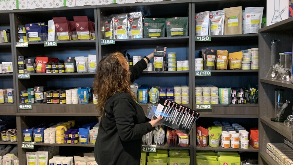Une cliente de Cannabis NB examine les produits sur un étalage au magasin de Riverview.