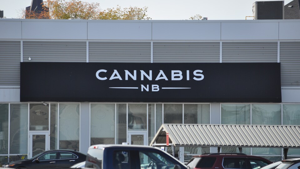 La société de la Couronne responsable de la vente et de la distribution du cannabis récréatif au Nouveau-Brunswick, Cannabis NB, ouvrira 20 magasins le 17 octobre.