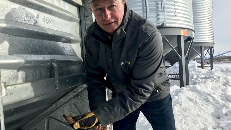 Gerry Hertz est montre des semences de canola.