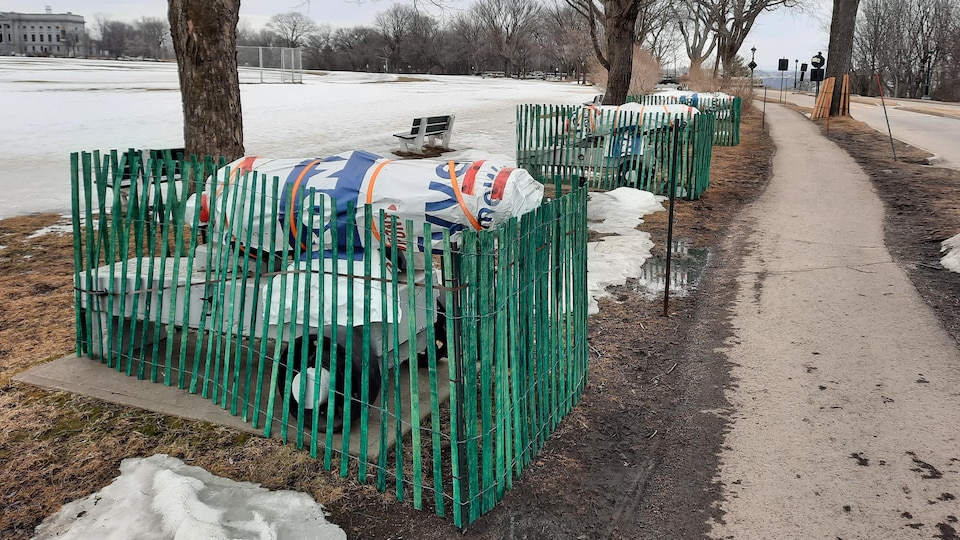 Des canons sont placés sous une bonne couche de Tyvek et enrubannés de rubans adhésif résistant. Des clôtures de bois vertes ont été posées pour limiter les dégâts du soufflement de la neige directement dessus.