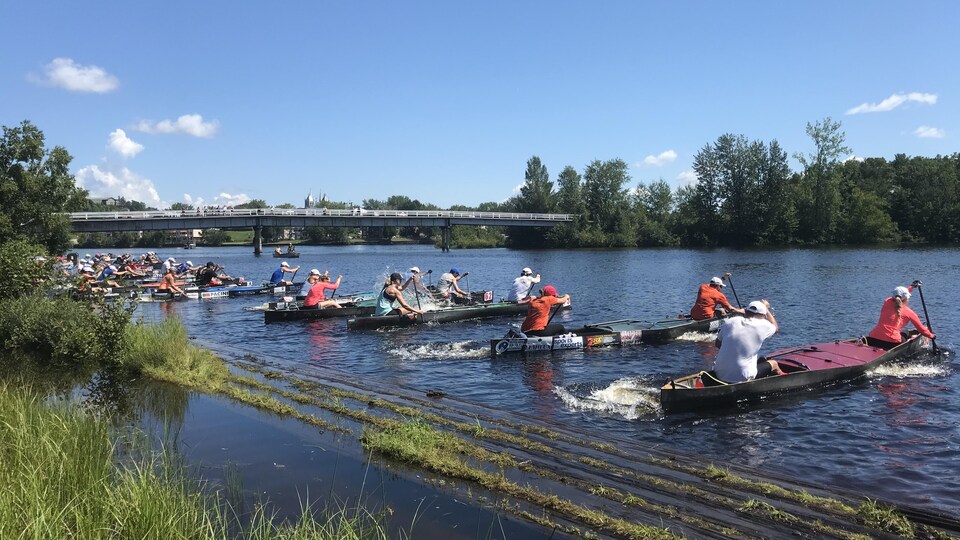 des canots sur l'eau