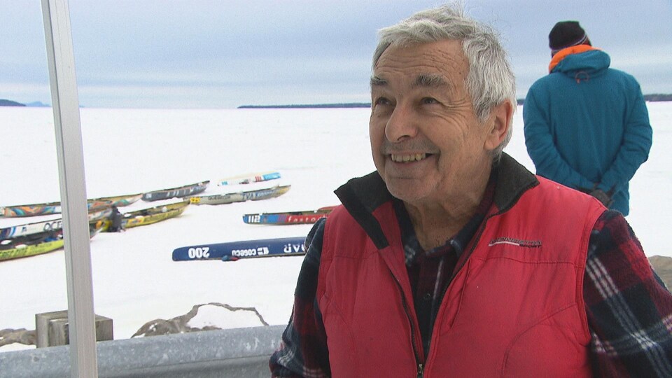 Jean-Louis Chaumel, coordonnateur du Rikifest, répond aux questions d'un journaliste près des canots à glace.