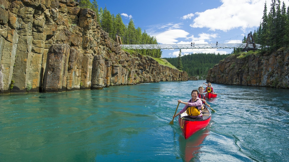 Deux canots sur l'eau dans un canyon au Yukon.