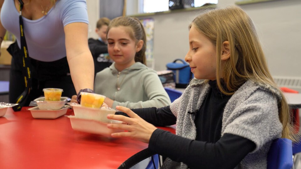 Ariel Michaud reçoit son repas.