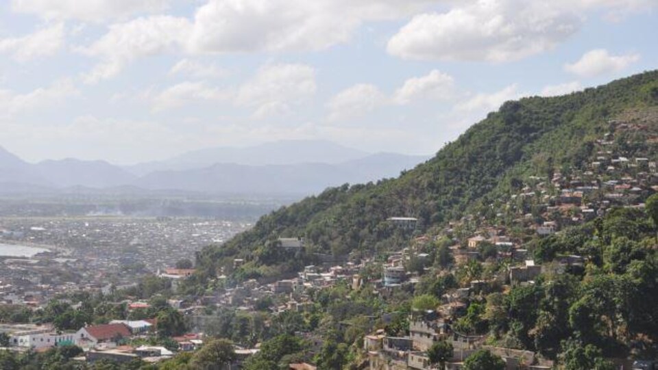 Photo de la ville vue des montagnes.