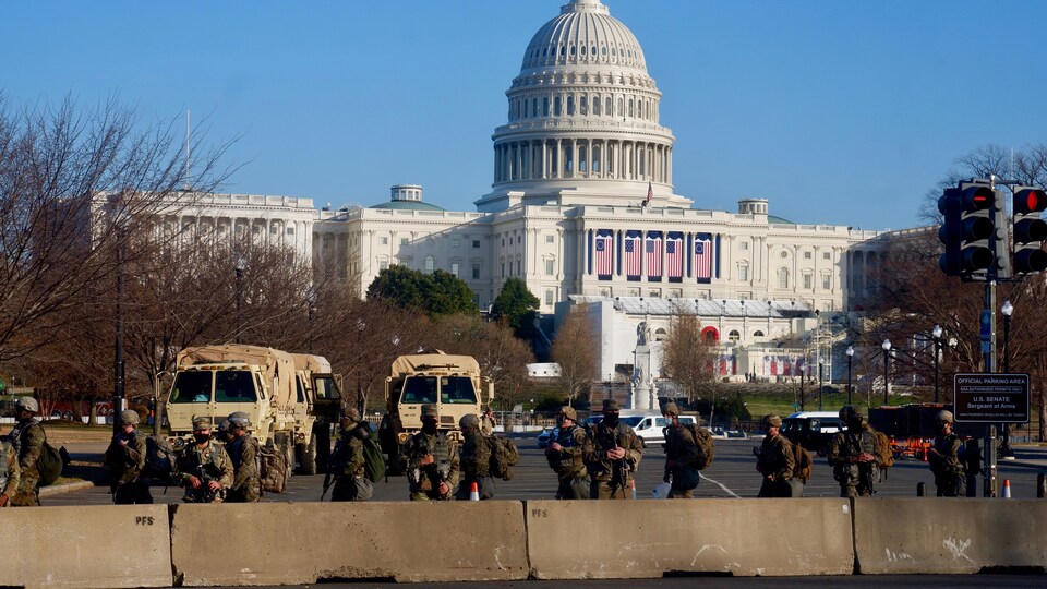Des soldats marchent devant le Capitole.