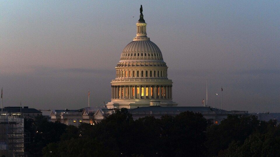 Vue sur le Capitole au crépuscule.