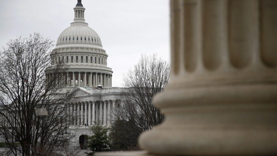 Le Capitole de Washington vu de l'extérieur sous un ciel gris. 