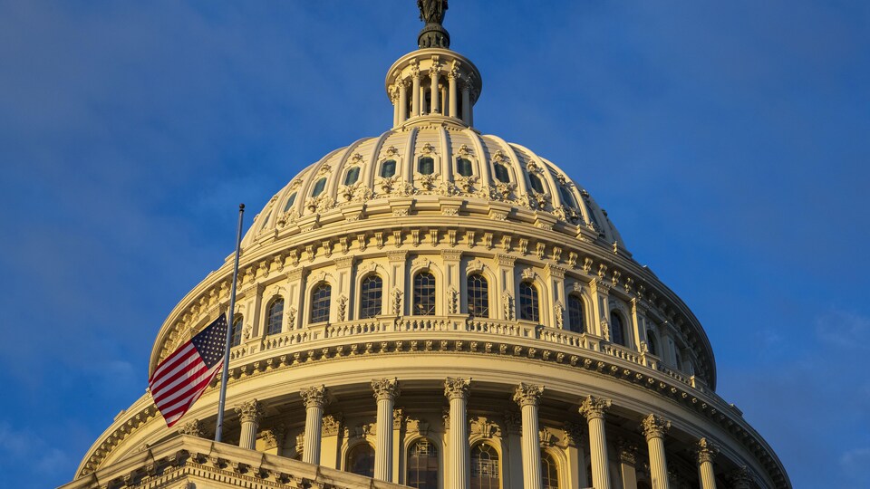 Le soleil plombe sur la coupole du Capitole, à Washington.