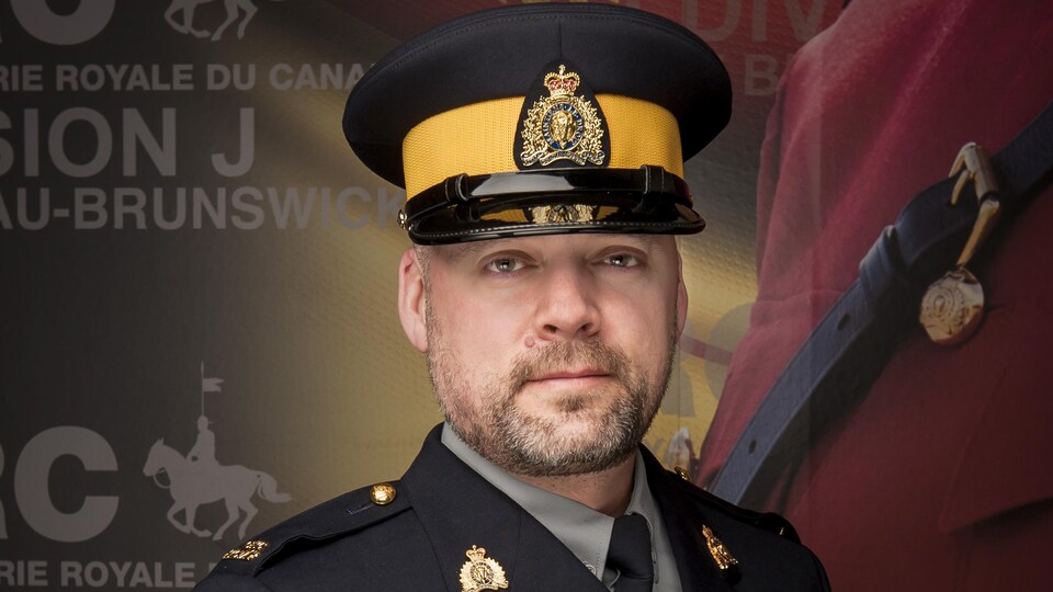 Un homme en tenue de policier.