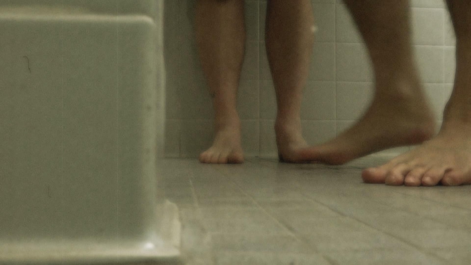 Des pieds dans une douche