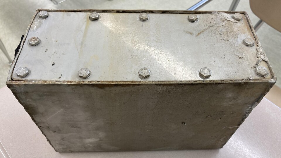 Une boîte en métal.