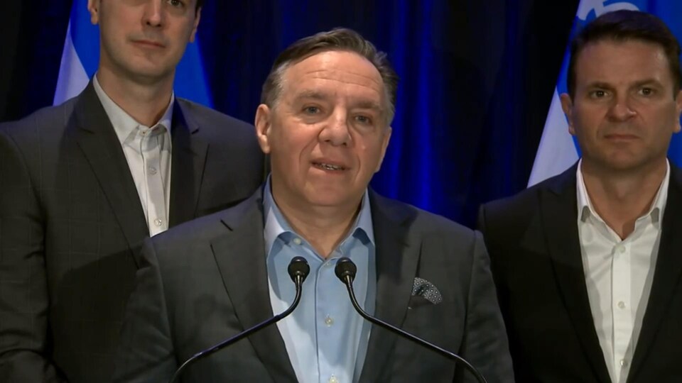 François Legault présente un candidat.