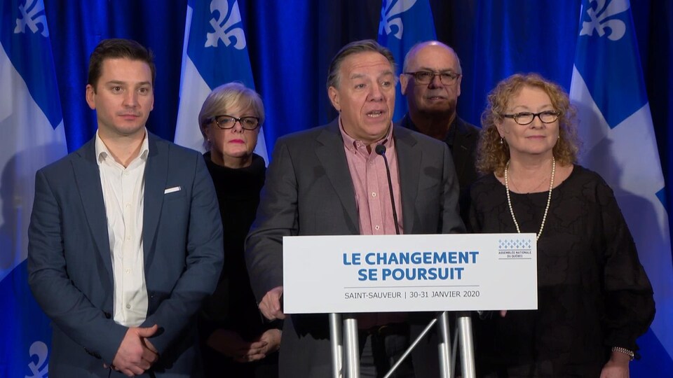 Francois Legault et ses ministres s'adressent aux médias.