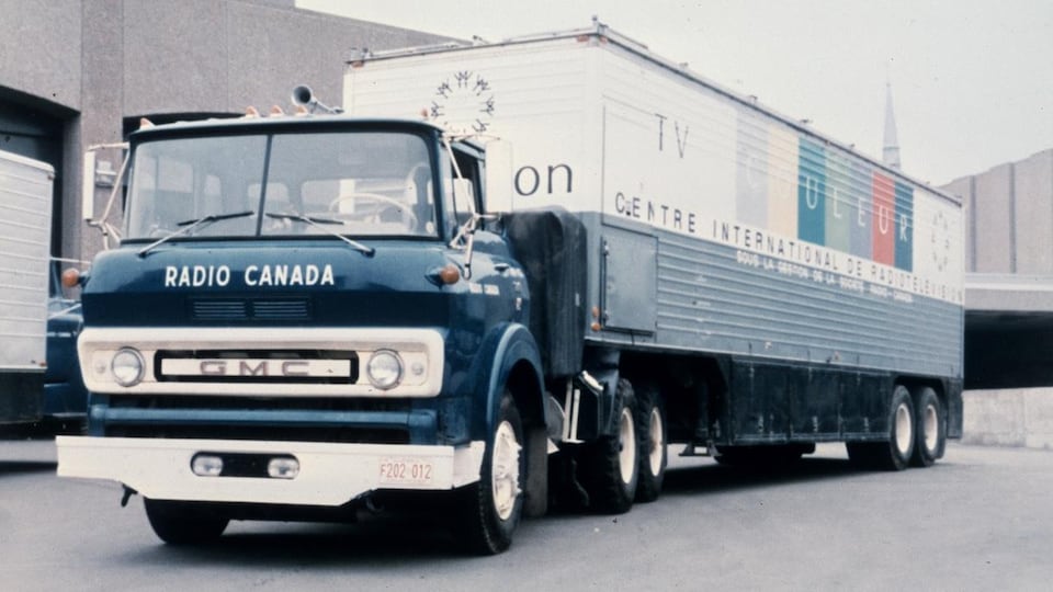 Car de reportage semi-remorque de Radio-Canada avec le logo d'Expo 67 et l'inscription TV couleur sur la remorque.