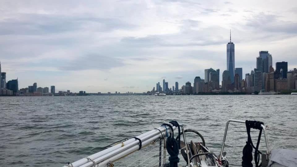 Un voilier dans la baie de New York.
