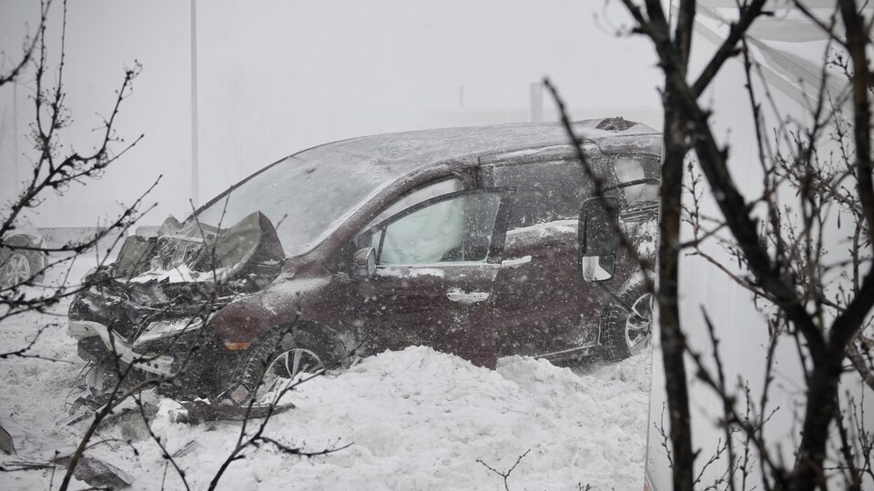 Une voiture accidentée dans la neige.