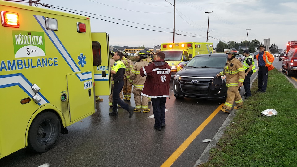 Des ambulances et des ambulanciers sur les lieux de l'accident