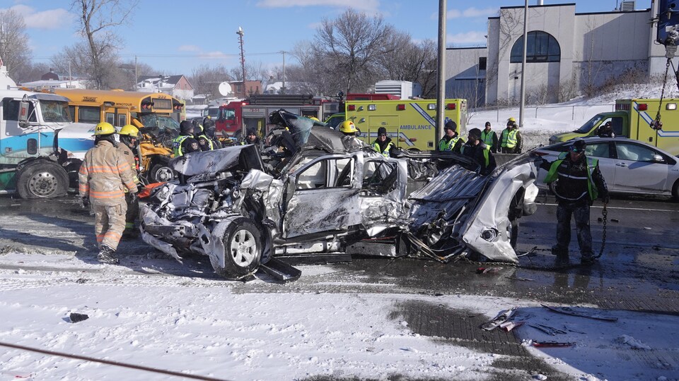 Une voiture complètement démolie par l'impact de l'accident.