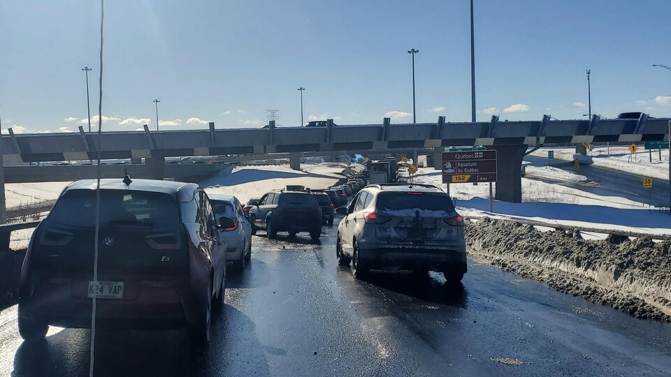 Un bouchon de circulation à l'entrée des pont sur la Rive-Nord.