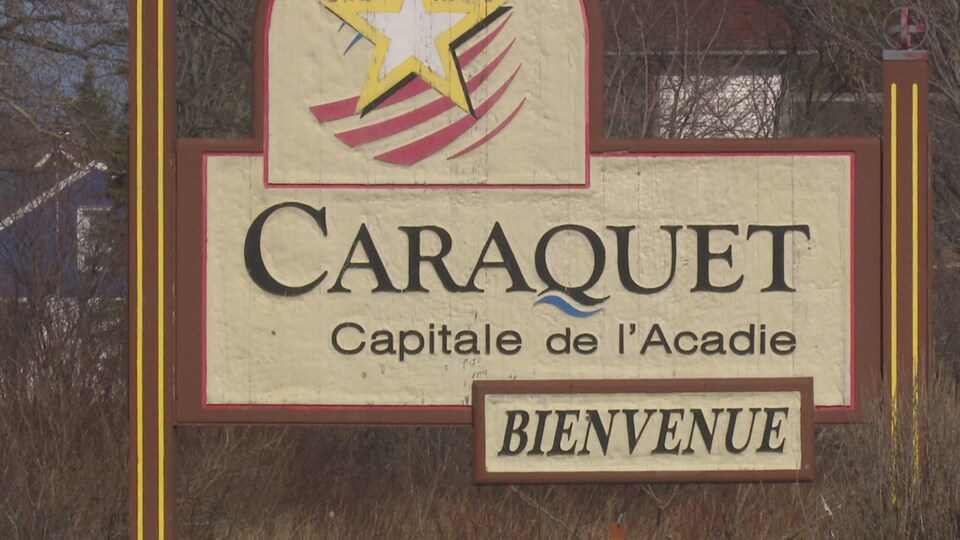 L'affiche de la Ville de Caraquet à l'entrée de la ville. 