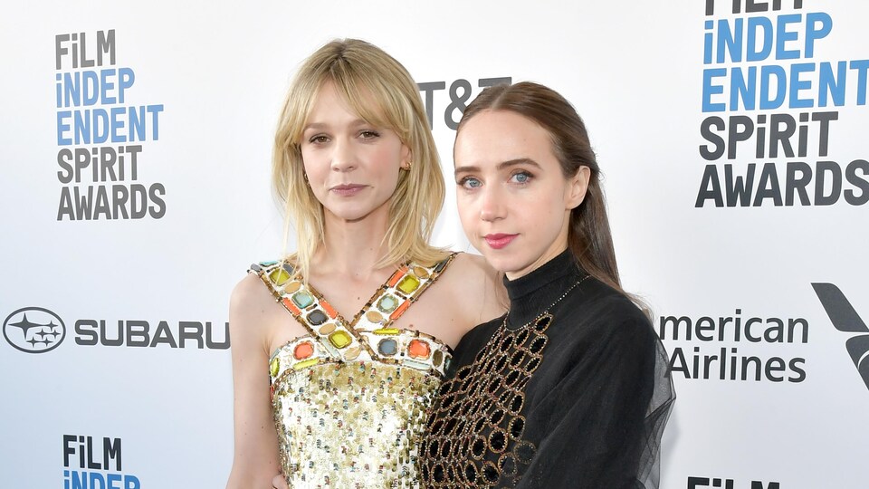 Les actrices esquissent un sourire pour les photographes.