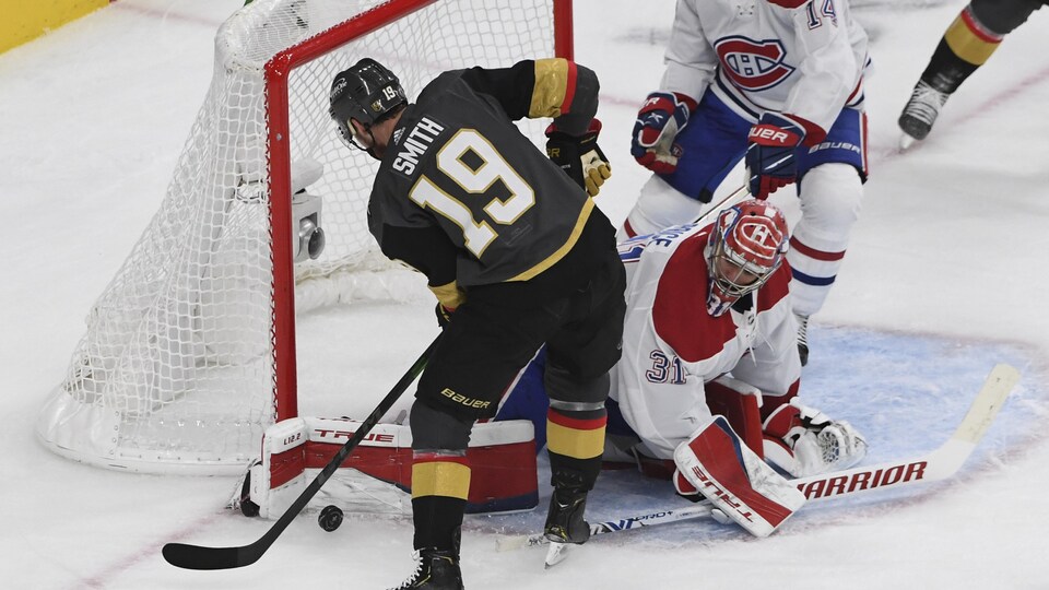 Carey Price, en action, qui repousse un lancer.