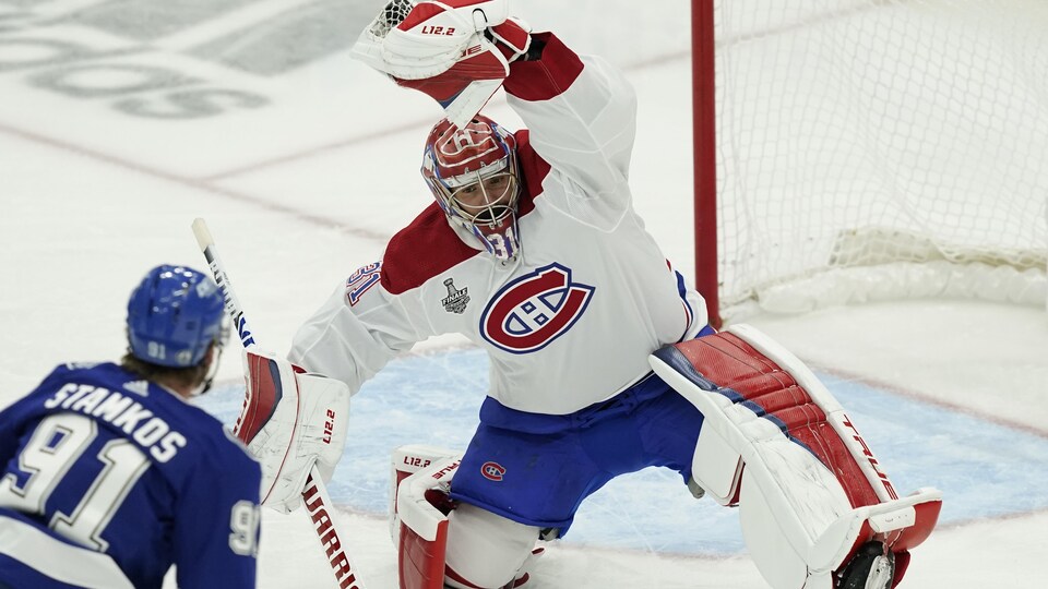 Carey Price fait un arrêt durant la deuxième période du premier match opposant le Canadien au Lightning pour la finale de la Coupe Stanley, le 28 juin 2021, à Tampa.