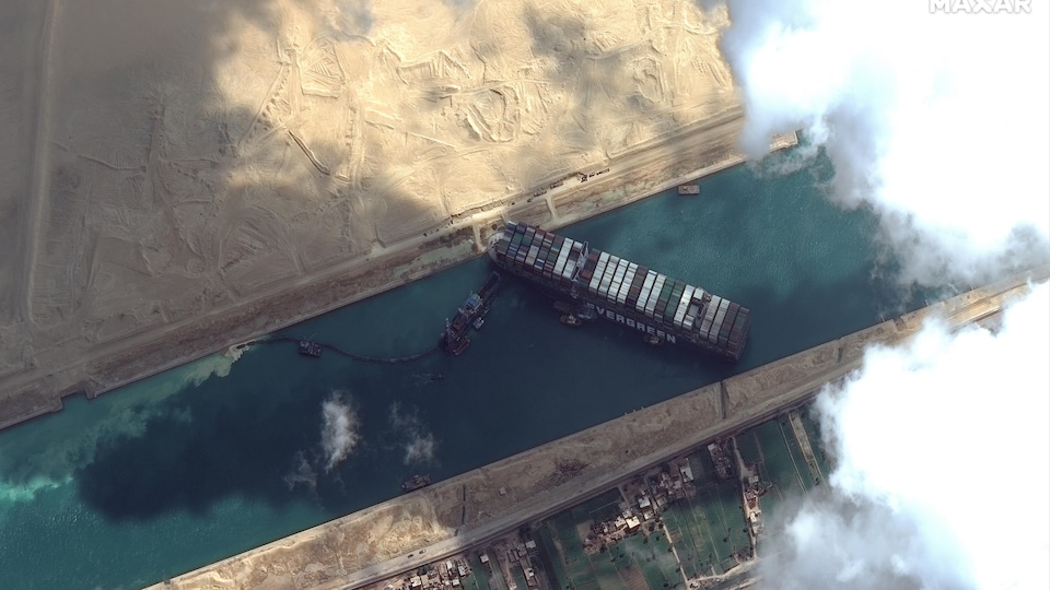 Une image prise par satellite de l'immense porte-conteneurs.