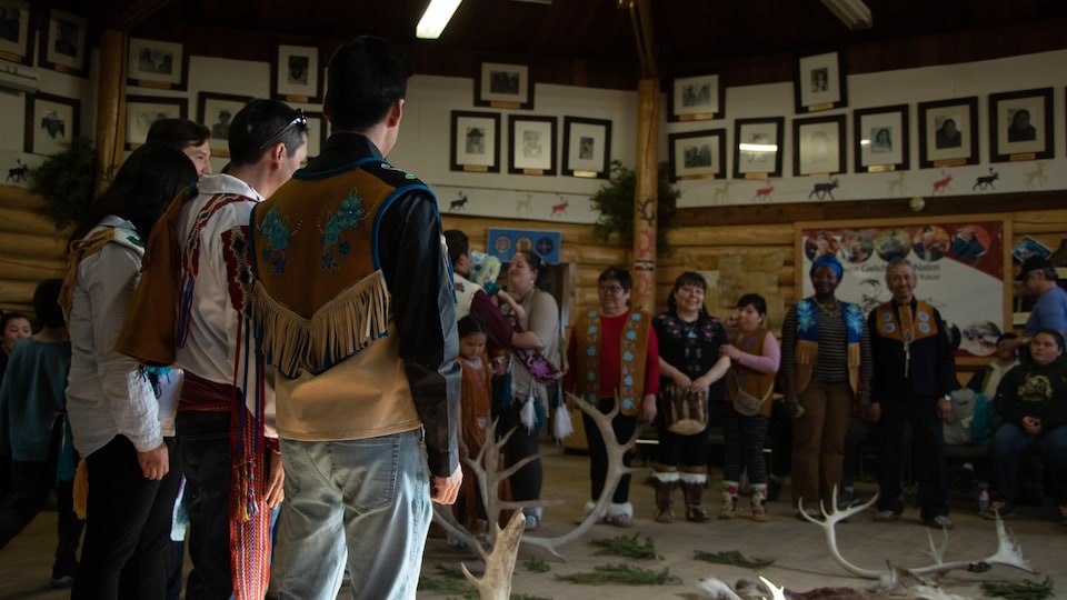 Les Vuntut Gwitchin célèbrent le jour du caribou, à Old Crow en 2019.