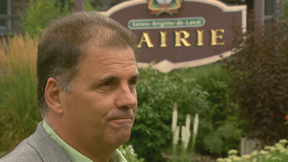 Carl Thomassin, maire de Sainte-Brigitte-de-Laval, en entrevue près de la mairie