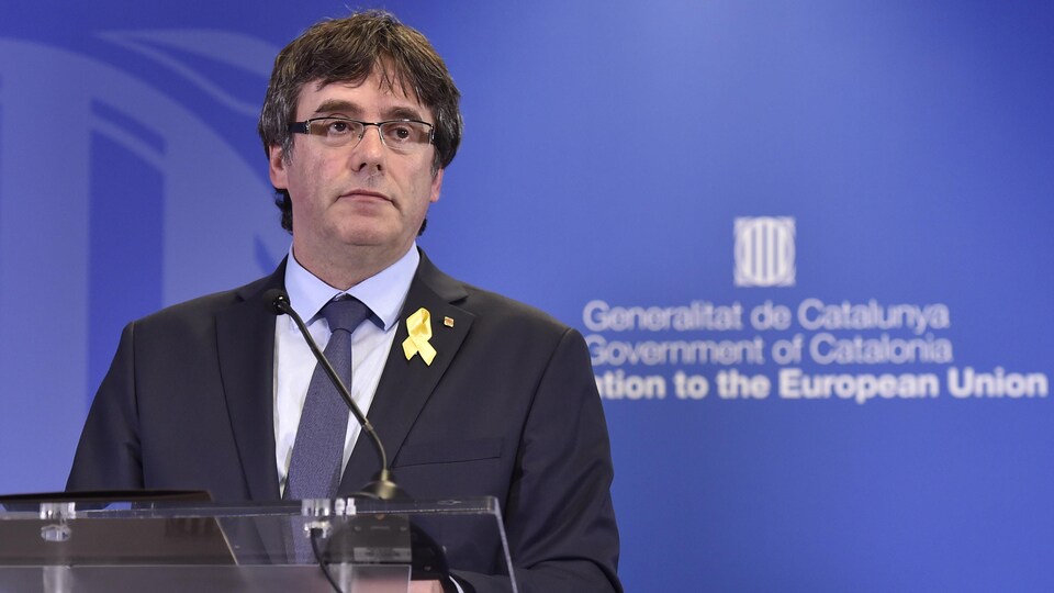 L'ex-président indépendantiste de la Catalogne, Carles Puigdemont, s'est adressé aux médias lors d'une conférence de presse à Bruxelles.