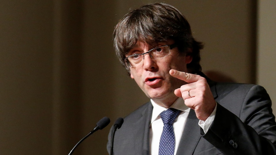 L'ex-président catalan, Carles Puigdemont, fait un discours.