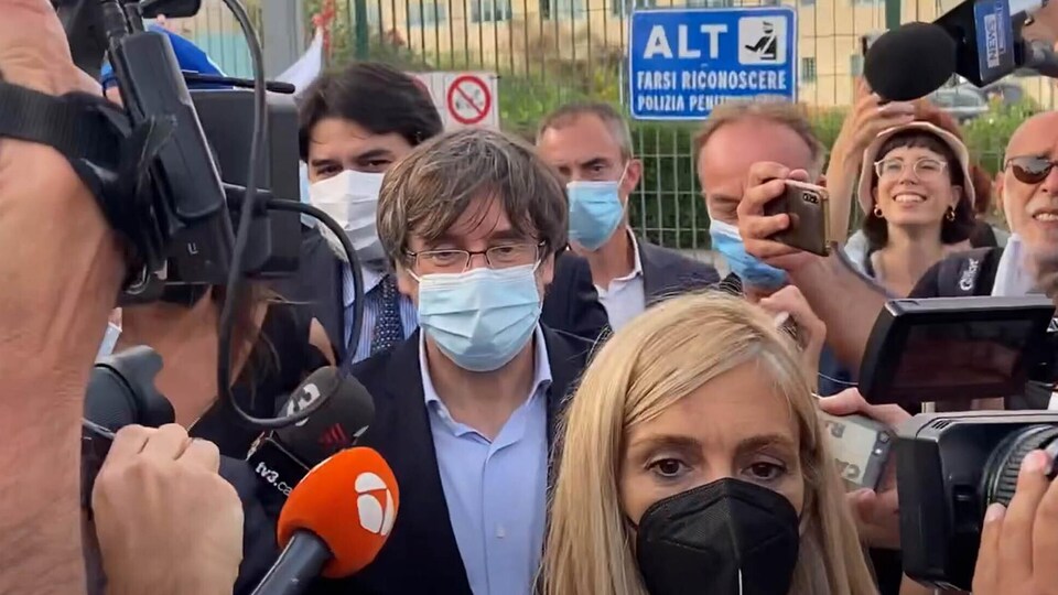 Carles Puigdemont au milieu d'un groupe de journalistes.