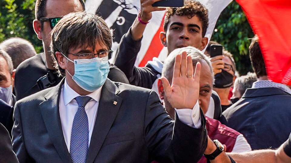 Carles Puigdemont salue de la main.