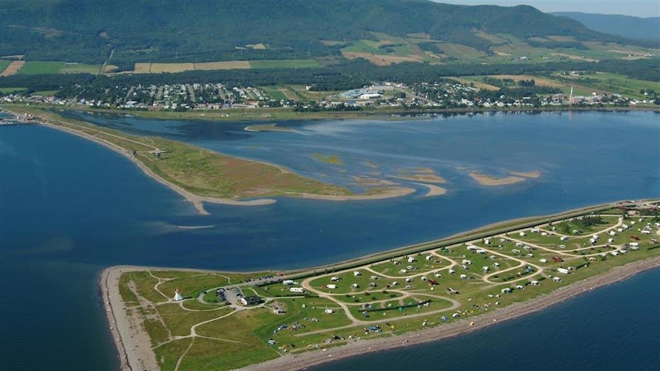 Vue aérienne du barachois de Carleton