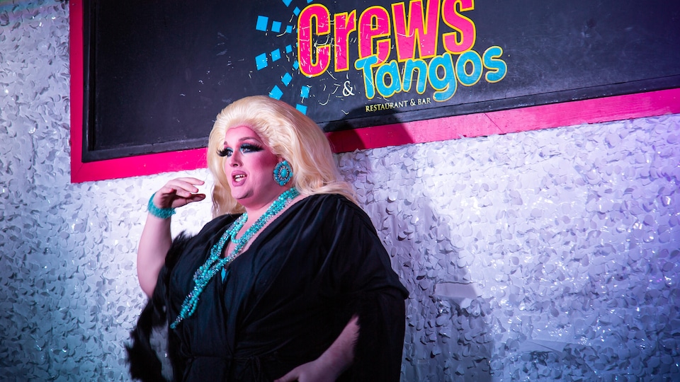 Carlotta Carlisle durant une de ses performances sur la scène du Crews and Tangos.