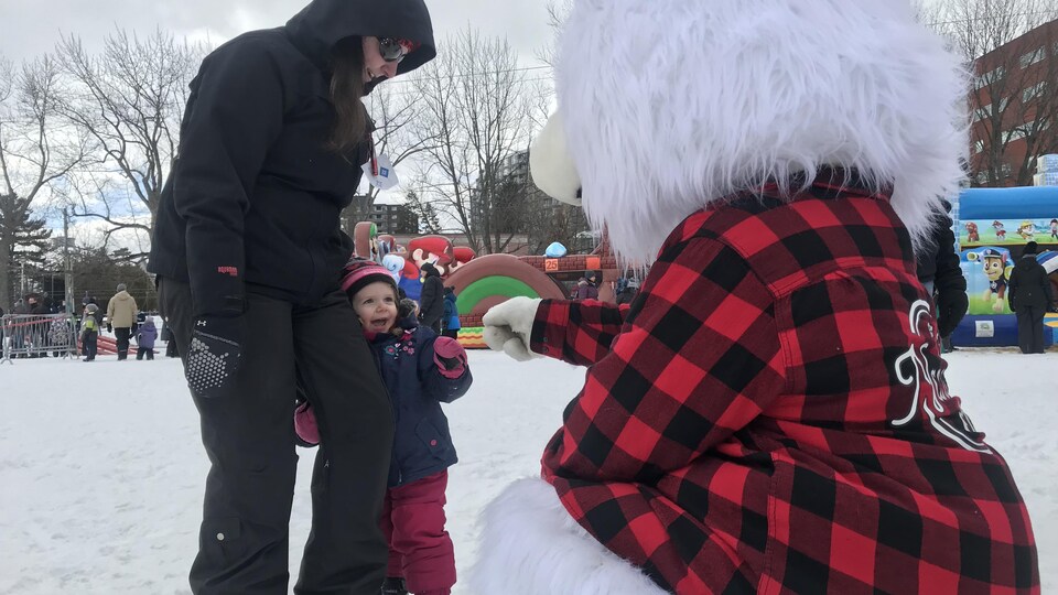 La mascotte Nanooke fait le plaisir des petits et des grands au Carnaval de Sherbrooke.