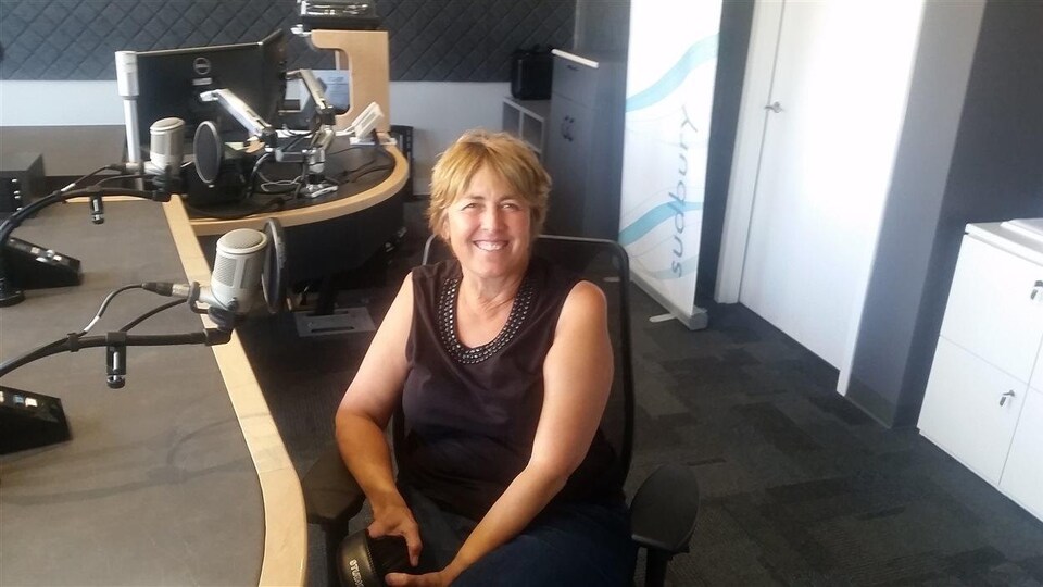 Une femme dans un studio de radio.