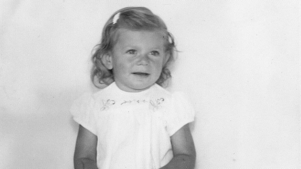 Une jeune fille assise. Photo en noir et blanc. 
