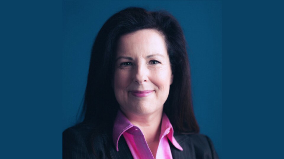 Carole Beaulieu sourit à la caméra.
