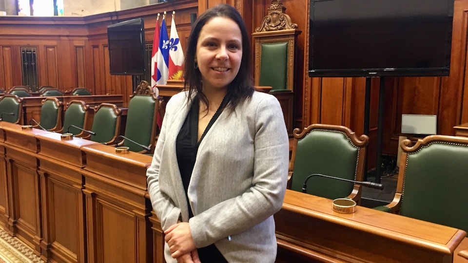 Caroline Bourgeois dans la salle du conseil municipal de Montréal.