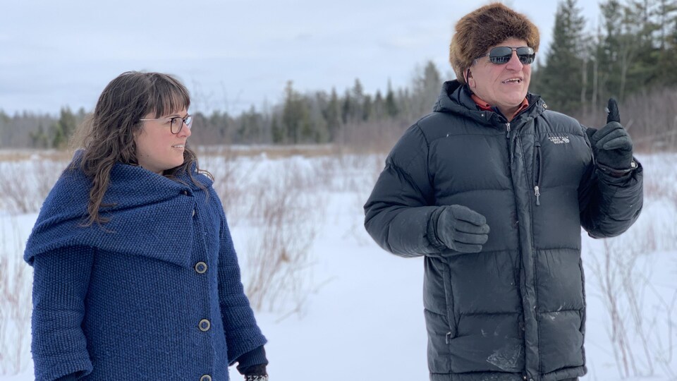 Caroline Gagné et Jean Fink sur le terrain de la nouvelle aire protégée dans le Grand marais de Bristol.