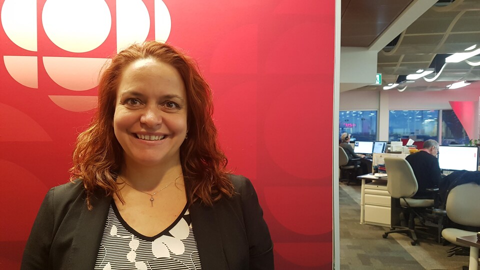 Un portrait de la directrice d'Accueil et Intégration Bas-Saint-Laurent, Caroline Houle, dans les bureaux de Radio-Canada Rimouski.