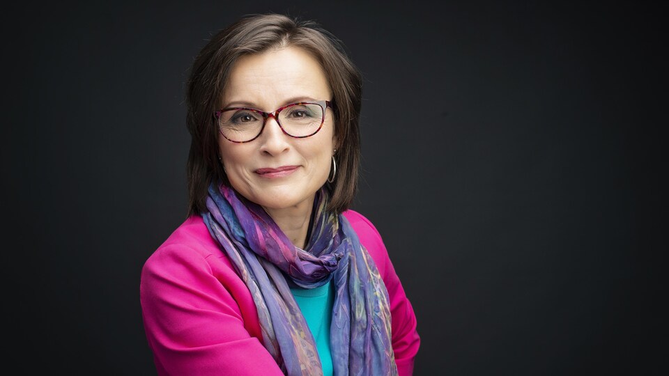 Bir kadın profesyonel bir fotoğraf için poz veriyor.